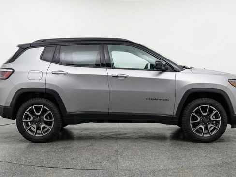 Used 2025 Jeep Compass Trailhawk image 11