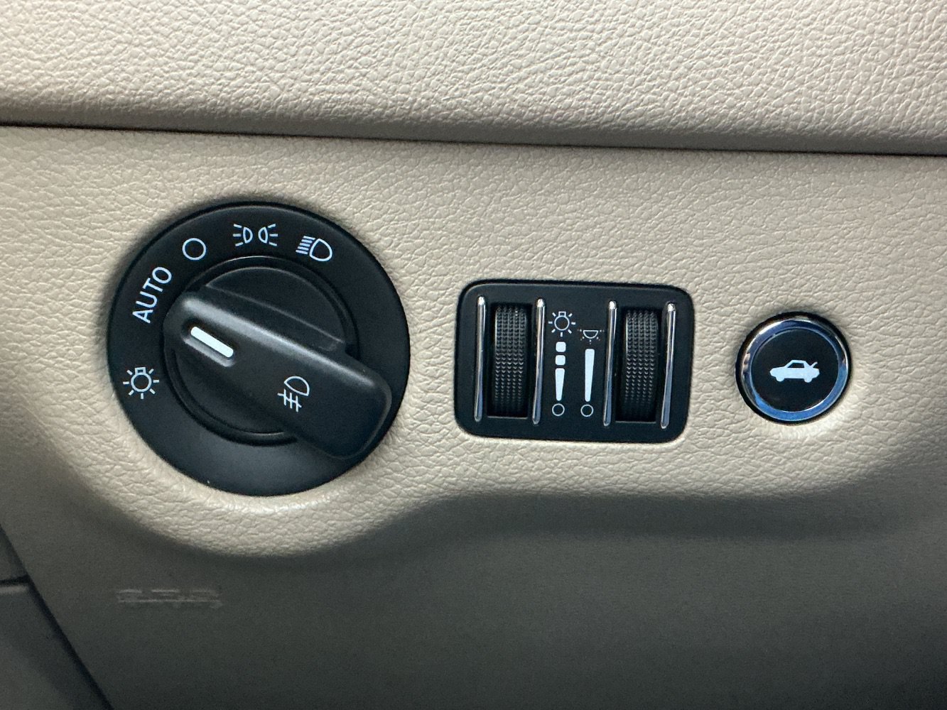Used 2011 Chrysler 300 C AWD/4WD image 38
