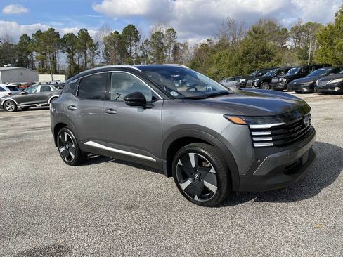 Used 2025 Nissan Kicks SR image 2