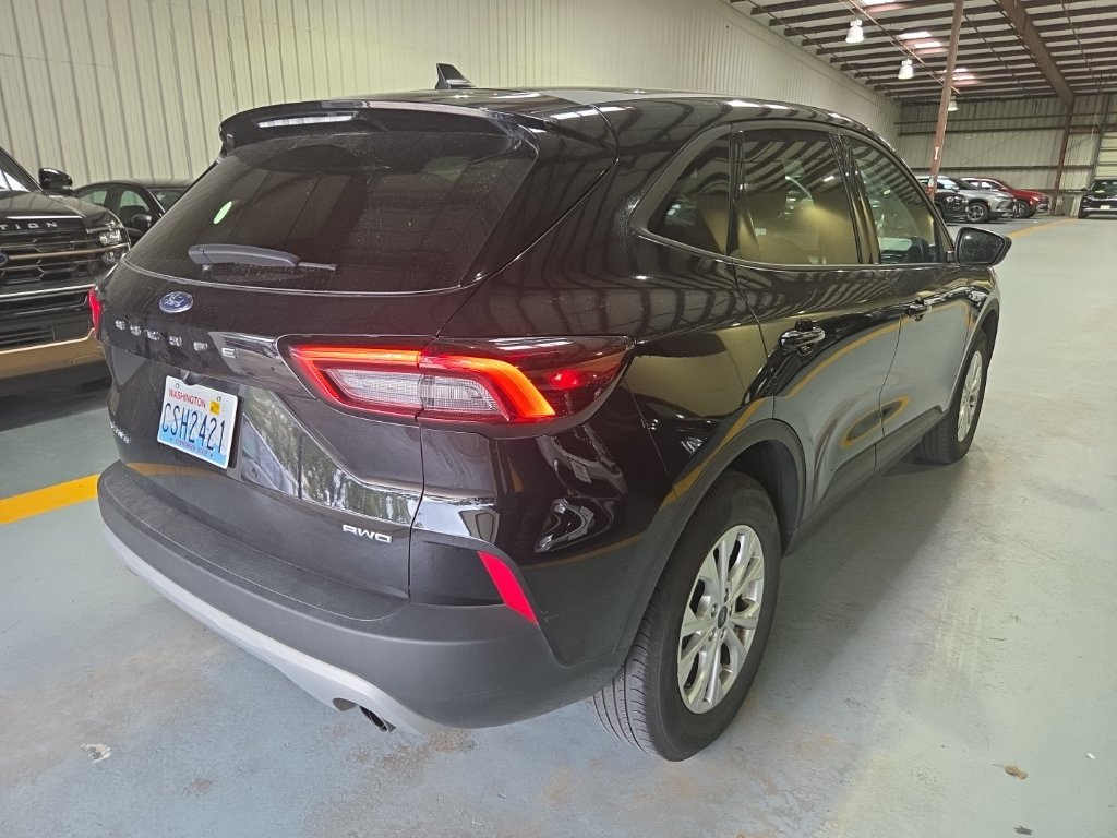 Used 2025 Ford Escape Active AWD/4WD image 9
