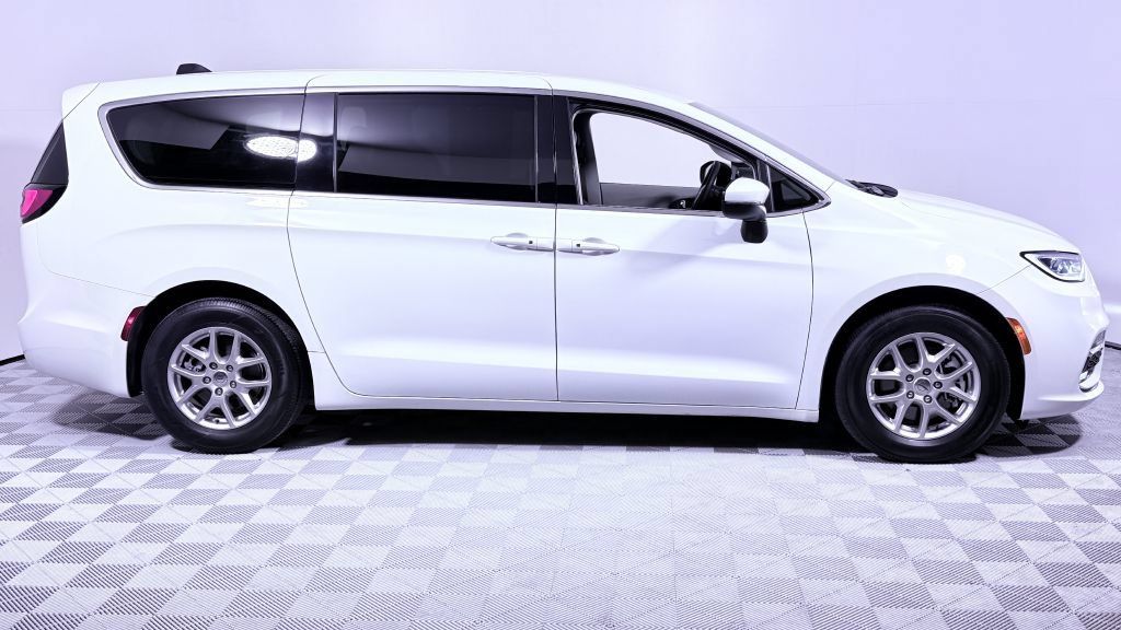 Used 2023 Chrysler Pacifica Touring-L FWD image 2