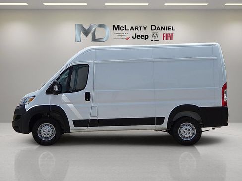 Used 2025 RAM ProMaster 2500 w/ Convenience Group FWD image 3
