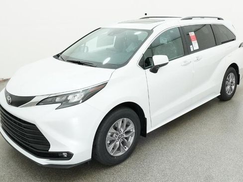 New 2026 Toyota Sienna XLE image 1