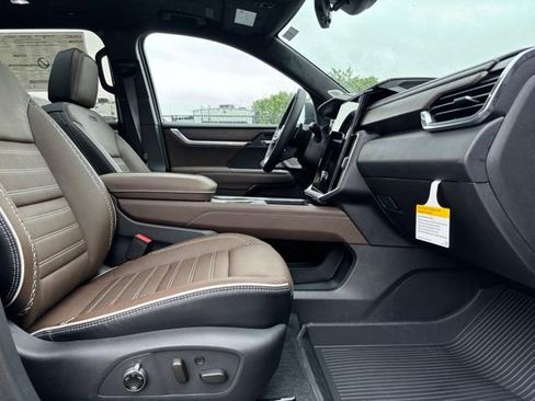 New 2026 GMC Acadia Denali Ultimate w/ LPO, Floor Liner Package AWD/4WD image 39