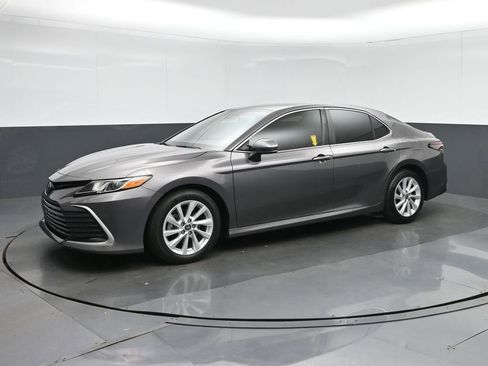 Used 2021 Toyota Camry LE FWD image 3