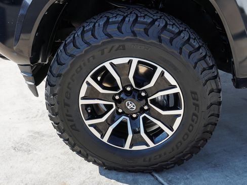 Used 2020 Toyota Tacoma TRD Sport w/ Technology Package AWD/4WD image 12