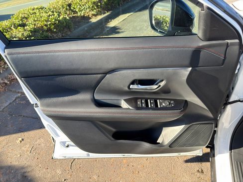 Certified 2025 Nissan Kicks SR image 17