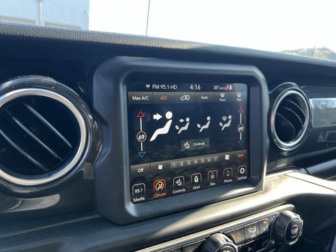 Used 2020 Jeep Wrangler Unlimited Sahara image 25