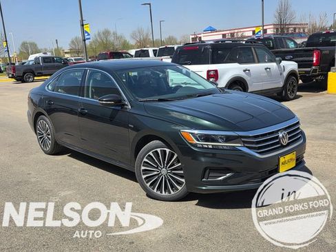 Used 2022 Volkswagen Passat 2.0T FWD image 1