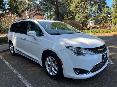 Used 2017 Chrysler Pacifica Touring-L Plus w/ Advanced Safetytec Group image 2