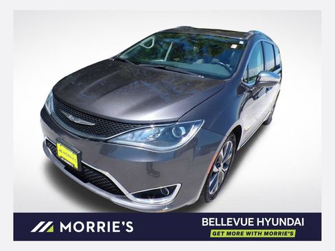 Used 2017 Chrysler Pacifica Limited FWD image 1