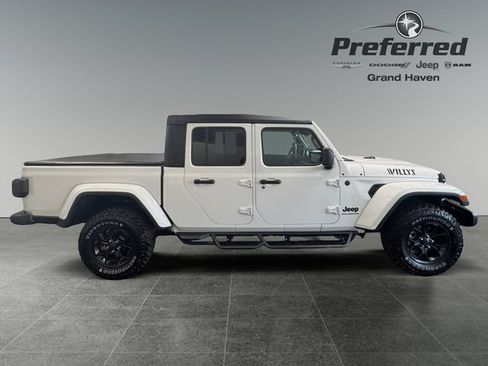 Used 2025 Jeep Gladiator Sport AWD/4WD image 9