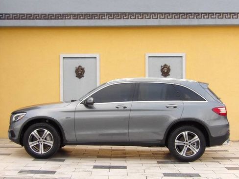 Used 2019 Mercedes-Benz GLC 350e 4MATIC image 3