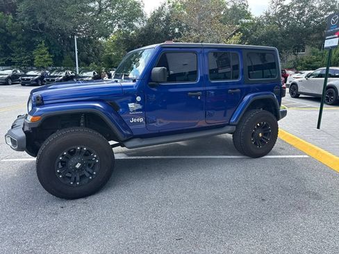 Used 2018 Jeep Wrangler Unlimited Sahara AWD/4WD image 11