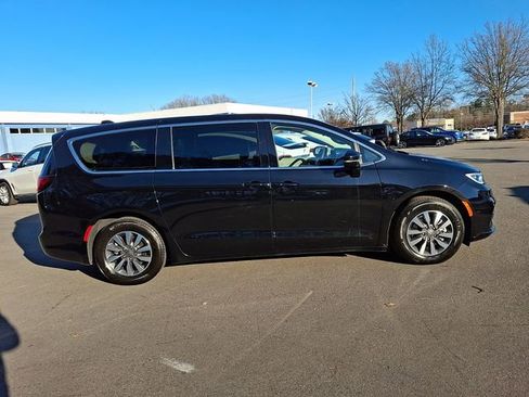 Used 2024 Chrysler Pacifica Limited FWD image 6