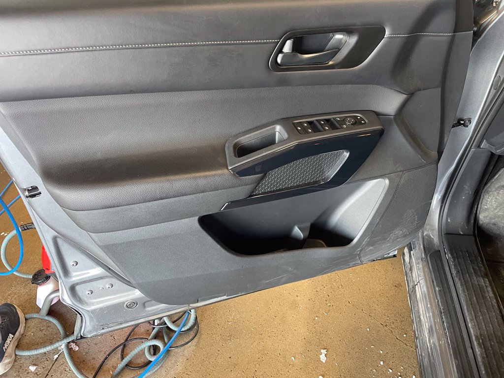 Certified 2025 Nissan Pathfinder SV FWD image 9