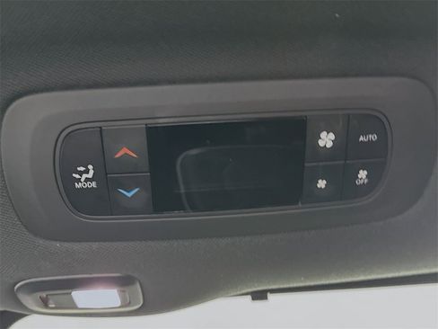 Used 2025 Chrysler Pacifica Limited image 28