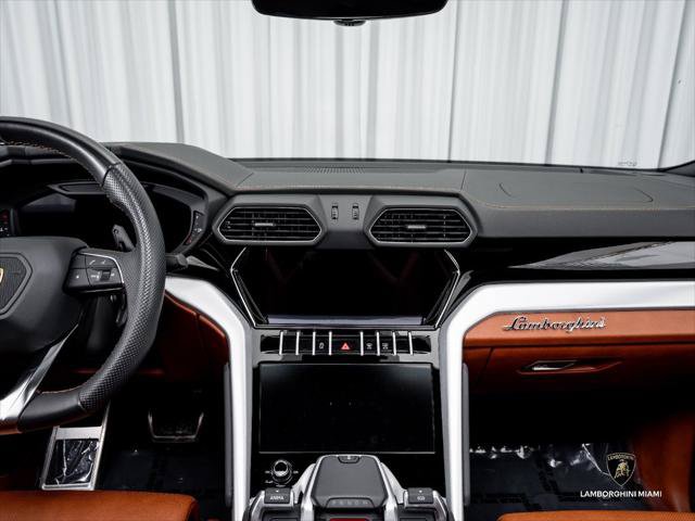 Used 2022 Lamborghini Urus AWD/4WD image 34