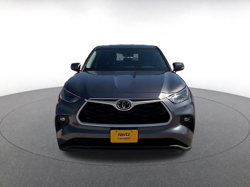 Used 2025 Toyota Highlander LE FWD image 4
