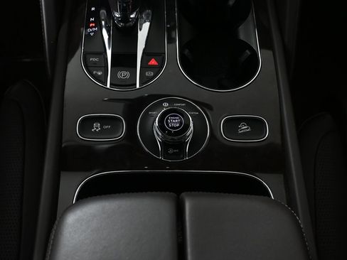 Used 2022 Bentley Bentayga AWD/4WD image 26