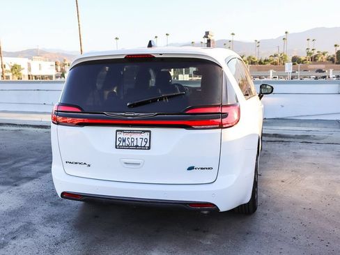 Used 2024 Chrysler Pacifica Limited FWD image 9