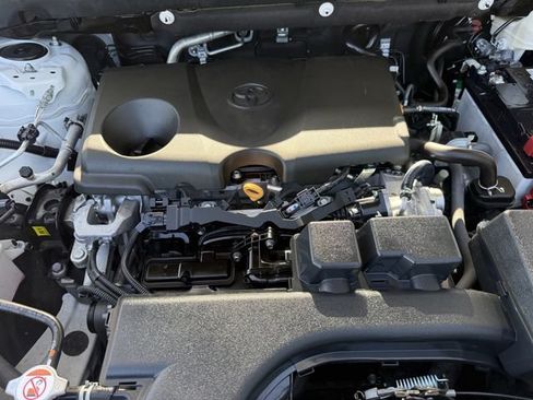 Used 2025 Toyota RAV4 XLE FWD image 33