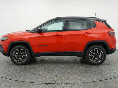 Used 2025 Jeep Compass Trailhawk AWD/4WD image 5