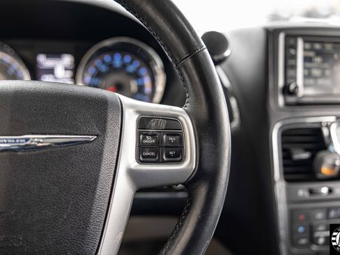 Used 2015 Chrysler Town & Country Touring-L w/ Driver Convenience Group image 18
