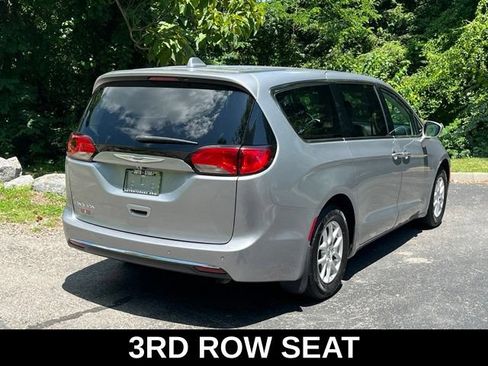 Used 2020 Chrysler Pacifica Touring FWD image 3