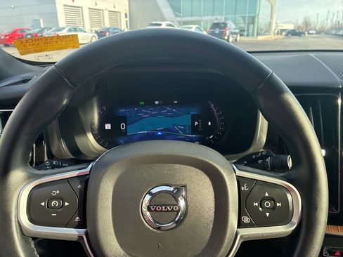 Used 2022 Volvo XC60 B5 Momentum w/ Advanced Package image 11