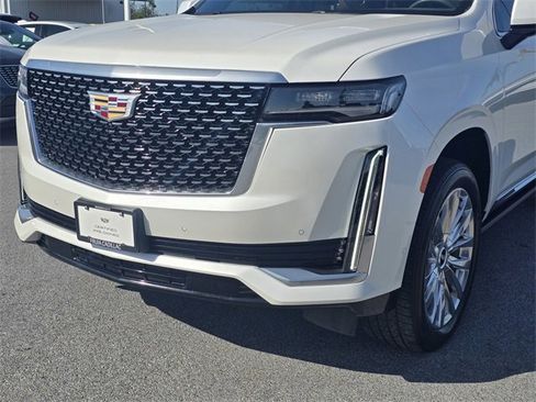 Used 2024 Cadillac Escalade Premium Luxury w/ Performance Package image 10