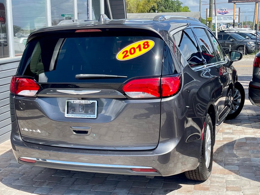 Used 2018 Chrysler Pacifica Touring-L FWD image 39