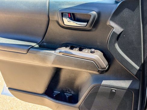 Used 2017 Toyota Tacoma TRD Sport AWD/4WD image 38