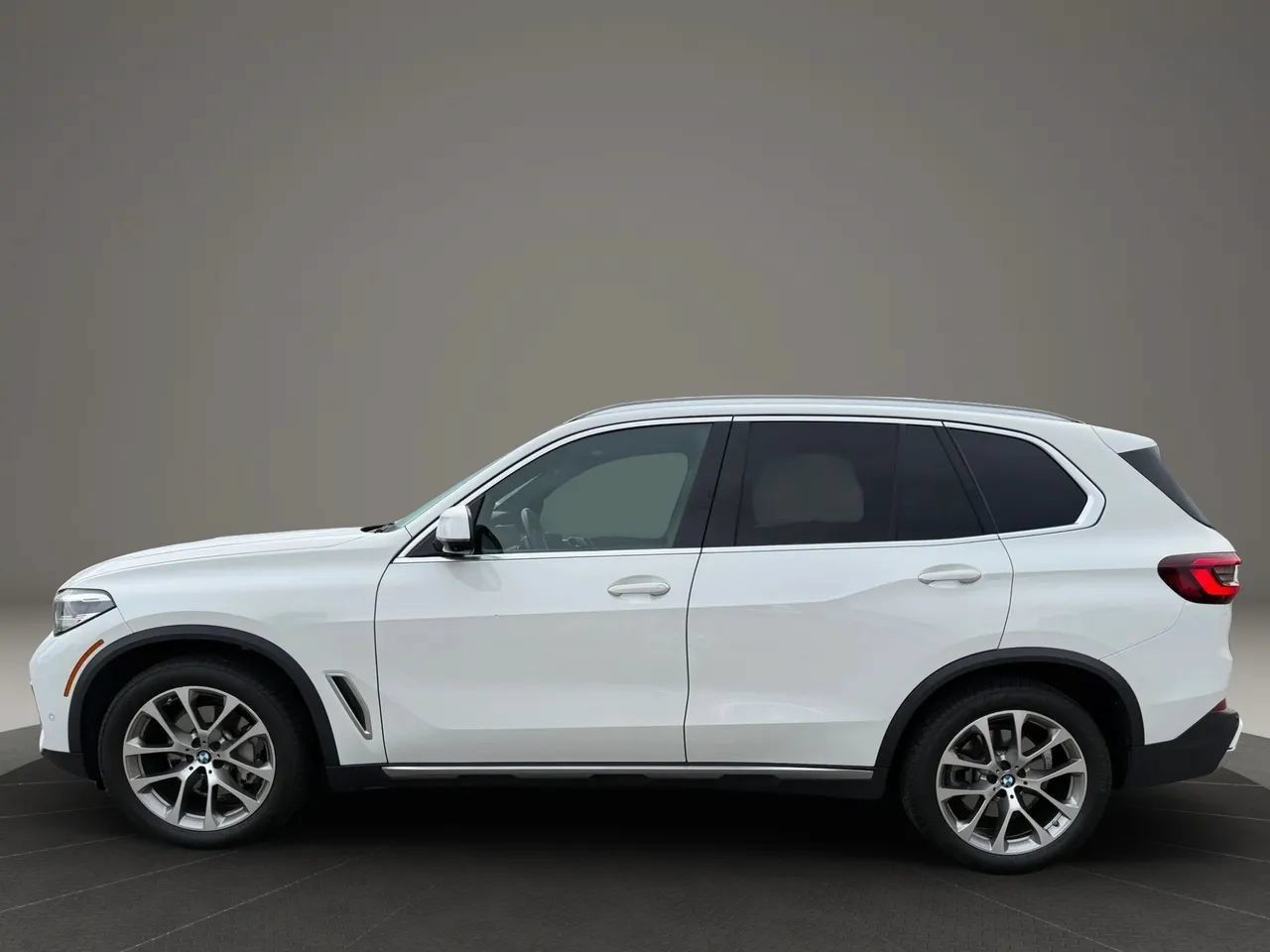 Used 2023 BMW X5 xDrive40i w/ Premium Package AWD/4WD image 13