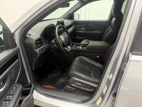 Used 2025 Honda Pilot TrailSport image 12