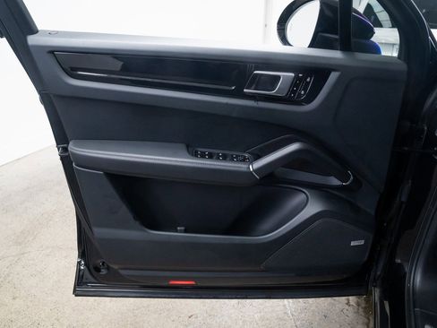 Used 2019 Porsche Cayenne Base image 17