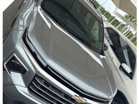 Used 2024 Chevrolet Traverse LT FWD image 1