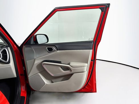 Used 2025 Kia Soul LX w/ LX Technology Package image 30