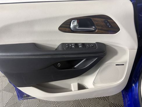 Used 2021 Chrysler Pacifica Limited w/ Premium & Safety Sphere Group image 33