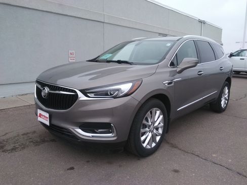 Used 2018 Buick Enclave Essence image 2