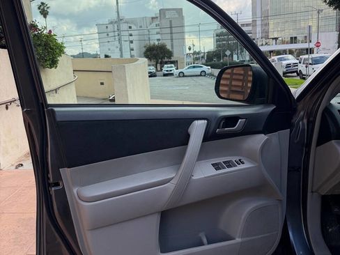 Used 2012 Toyota Highlander SE image 29