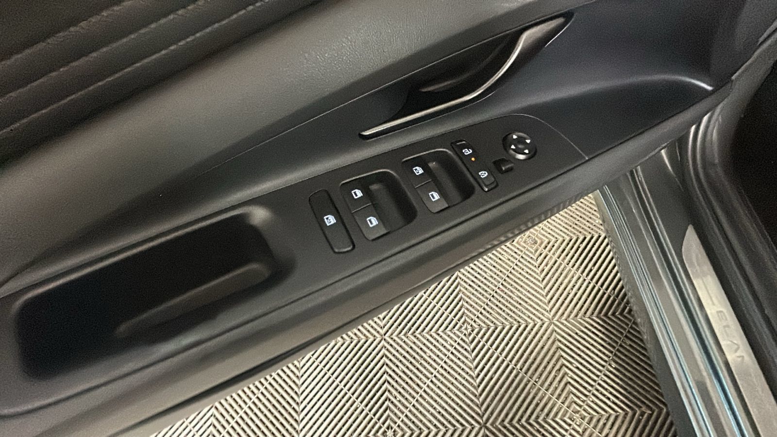 Used 2025 Hyundai Elantra SEL FWD image 13