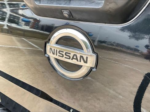 Used 2017 Nissan Titan SV image 27
