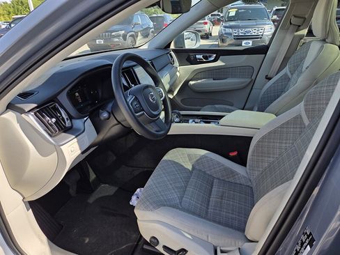 Used 2022 Volvo XC60 B5 Momentum image 10