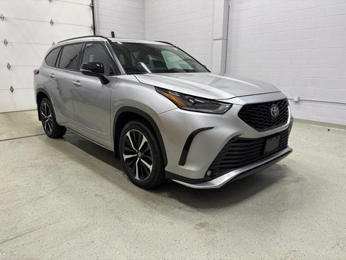 Used 2021 Toyota Highlander XSE AWD/4WD image 2