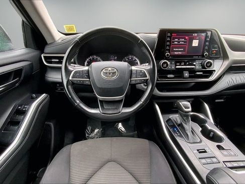 Used 2022 Toyota Highlander LE AWD/4WD image 4