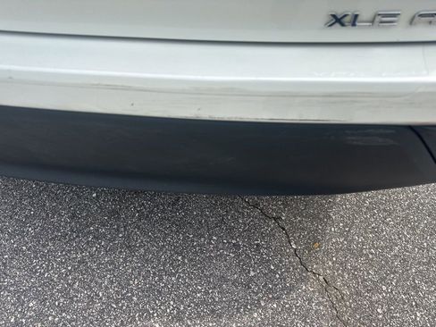 Used 2021 Toyota Highlander XLE image 11