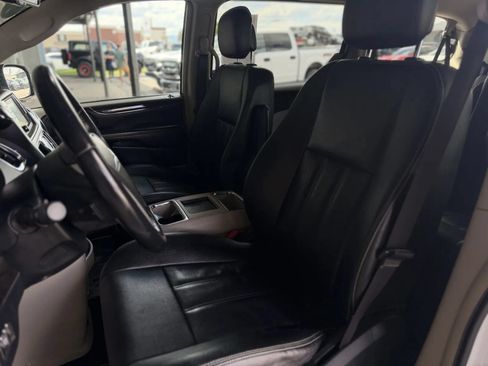 Used 2016 Chrysler Town & Country Touring FWD image 2