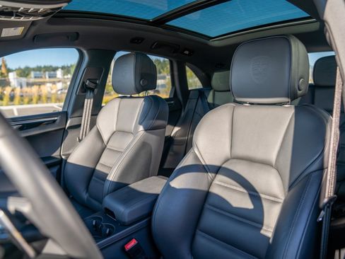 Certified 2026 Porsche Macan AWD/4WD image 5