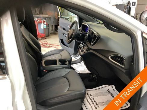 Certified 2026 Chrysler Pacifica Select FWD image 21